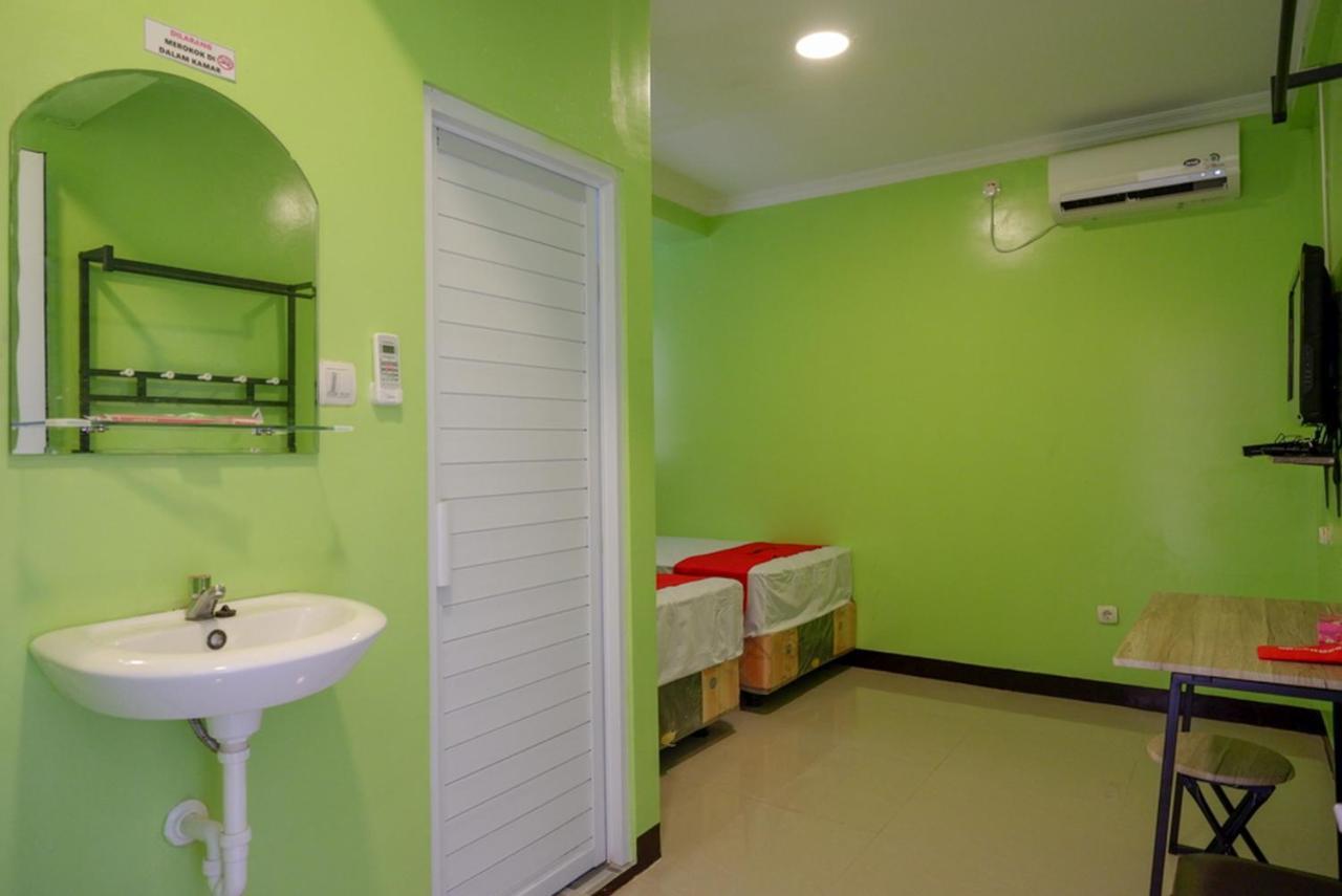 Hotel Reddoorz @ Jalan Gatot Subroto Semarang Exterior foto