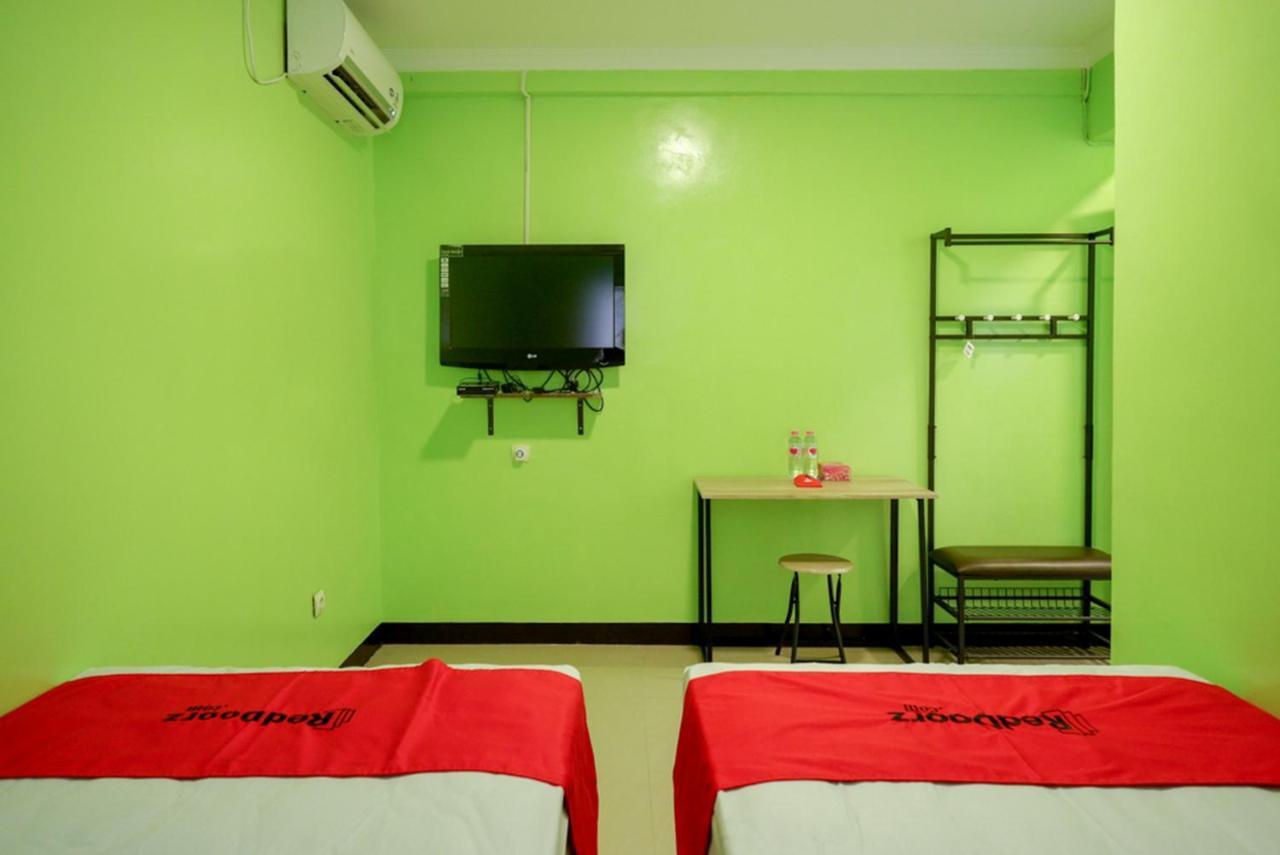 Hotel Reddoorz @ Jalan Gatot Subroto Semarang Exterior foto